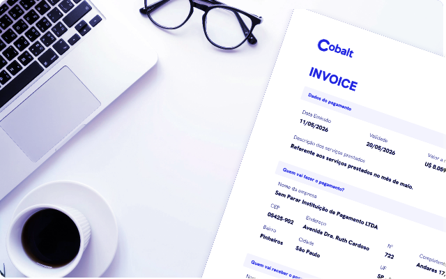 Modelo de invoice Cobalt sobre uma mesa de trabalho